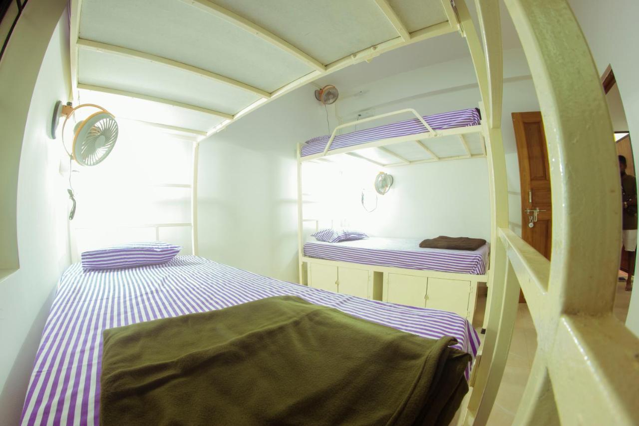 Bonds Hostel Candolim Bagian luar foto