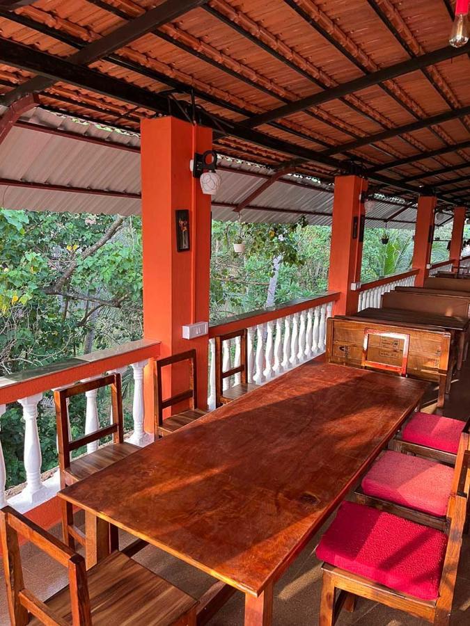 Bonds Hostel Candolim Bagian luar foto
