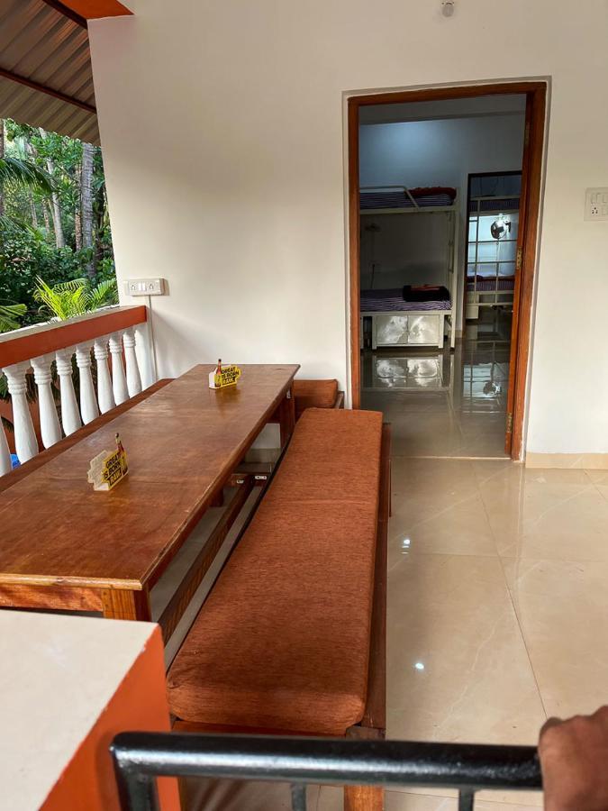 Bonds Hostel Candolim Bagian luar foto
