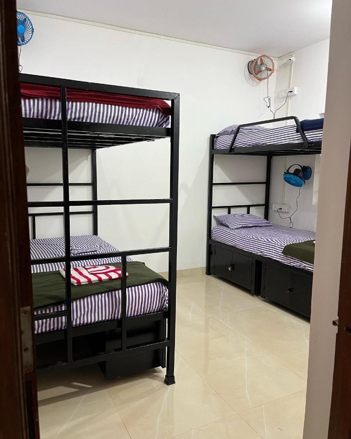 Bonds Hostel Candolim Bagian luar foto