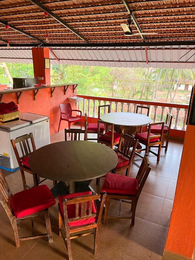 Bonds Hostel Candolim Bagian luar foto