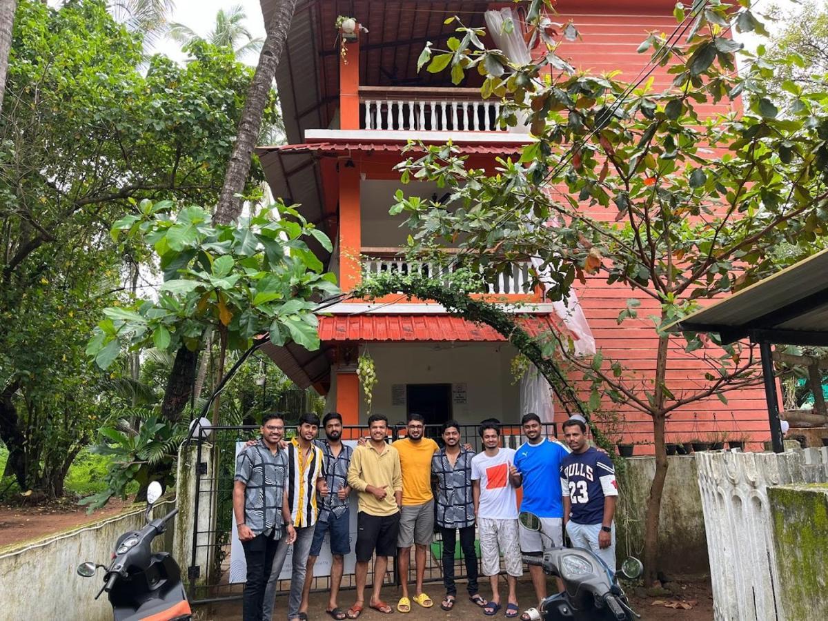 Bonds Hostel Candolim Bagian luar foto