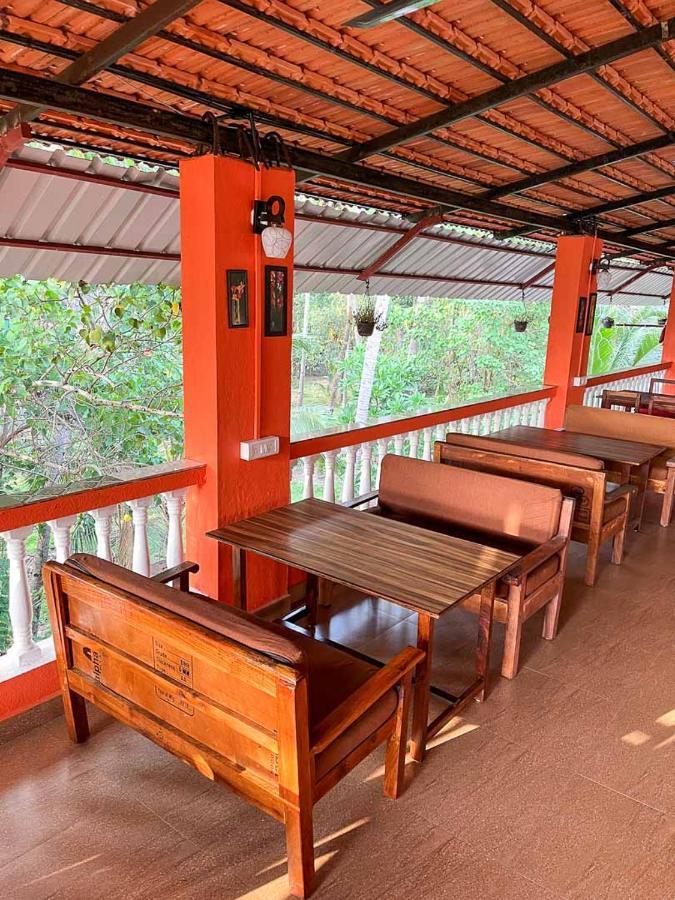 Bonds Hostel Candolim Bagian luar foto
